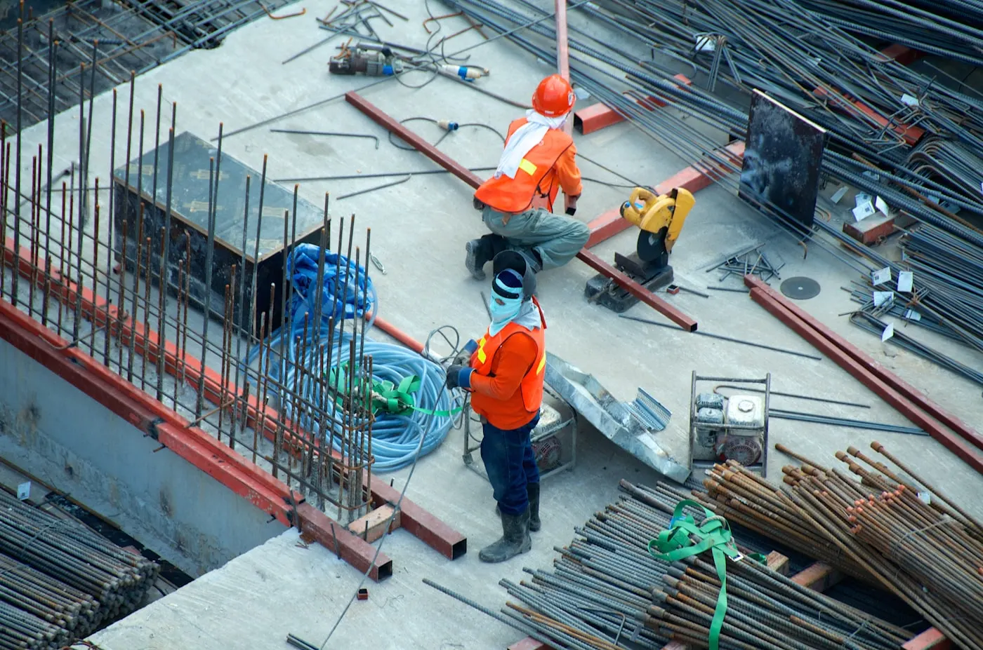 Handwerker auf der Baustelle bei der Arbeit